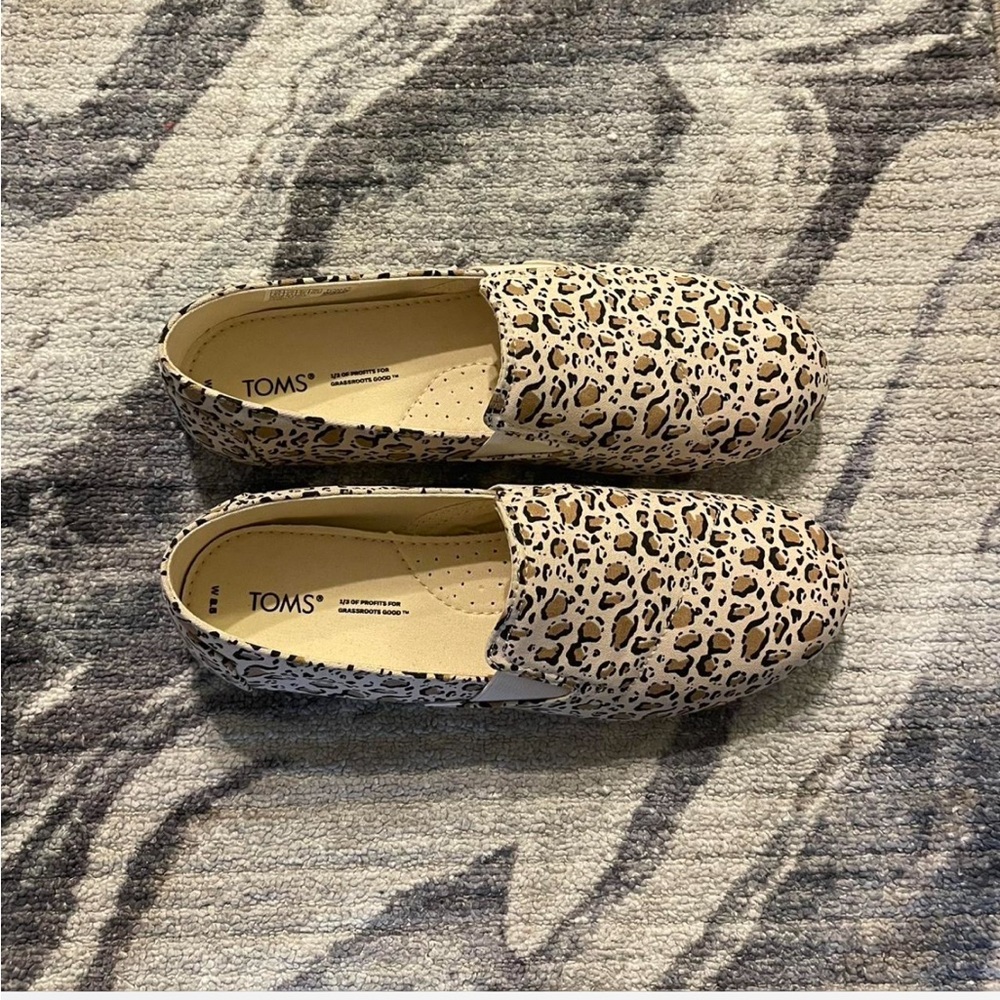 TOMS leopard print flats